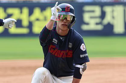 충격의 헤드샷…'롯데 복덩이' 전민재, 큰 부상은 피했다