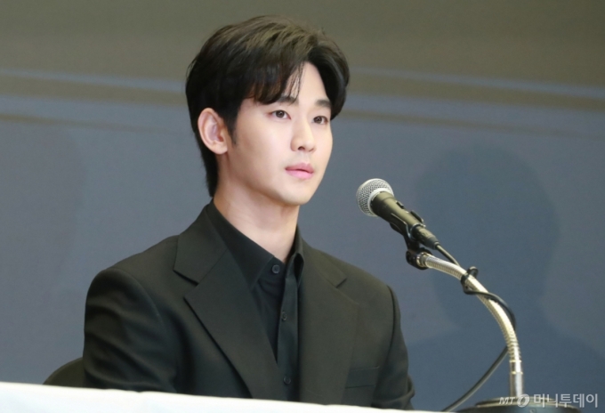 배우 김수현. 사진은 지난 3월31일 서울 마포구 상암동 스탠포드호텔에서 진행된 기자회견 참석 모습 /사진=이동훈 기자 photoguy@