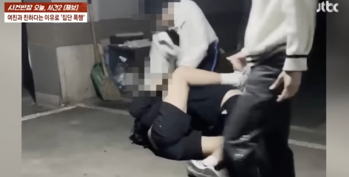 한 남학생이 소셜미디어(SNS)에서 상대방 여자친구를 차단하지 않았다는 이유로 또래 고등학생들에게 집단 폭행을 당하는 사건이 발생했다. /사진=JTBC &#039;사건반장&#039;