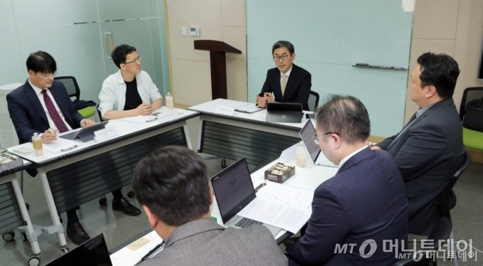 'AI와 한국의 미래' 지상 좌담회. 가장 왼쪽부터 김덕호 경사노위 상임위원, 박종천 작가, 최경진 교수. /사진=김창현 기자 chmt@