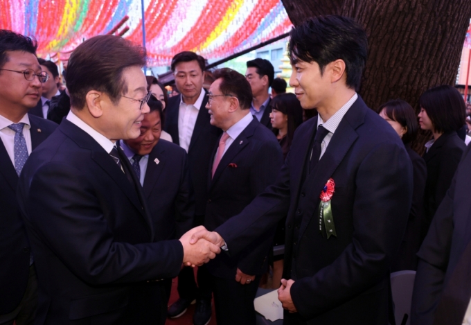 이재명 더불어민주당 대선 후보가 지난 5일 서울 종로구 조계사에서 열린 부처님오신날 봉축법요식에서 방송인 이승기와 악수하고 있다. /사진=뉴시스(대통령실통신사진기자단)