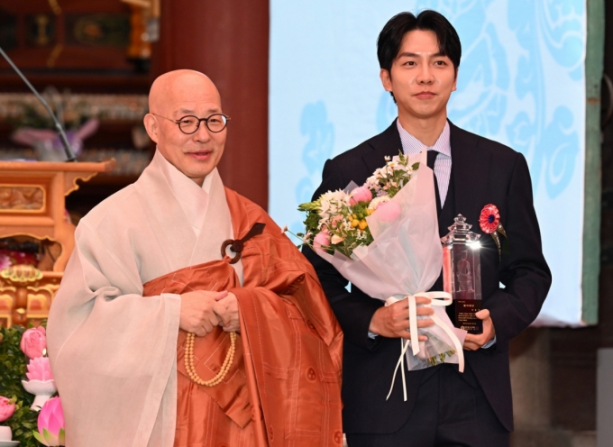 방송인 이승기가 지난 5일 서울 종로구 조계사에서 부처님오신날 봉축법요식에서 조계종 총무원장 진우스님으로부터 2025 불자대상을 수상을 수상 후 기념촬영하고 있다. /사진=뉴시스(대통령실통신사진기자단)