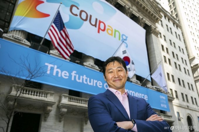김범석 쿠팡 이사회 의장이 지난 2022년 미국 뉴욕증권거래소(NYSE) 상장 첫날 쿠팡 배너가 정면을 장식한 뉴욕증권거래소 앞에서 웃으며 포즈를 취하고 있다. /사진제공=뉴시스(뉴욕=AP)