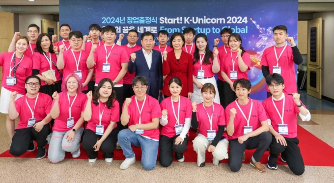 오영주 중소벤처기업부 장관(둘째줄 오른쪽 네번째), 강석진 중소벤처기업진흥공단 이사장(다섯번째)이 2024년 청년창업사관학교 출정식에서 참가자들과 만났다./사진=중소벤처기업부