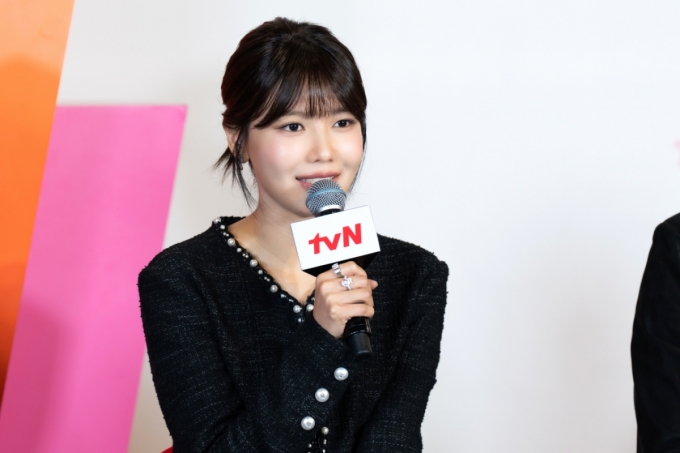 그룹 소녀시대 출신 배우 최수영이 지난 7일 진행된 tvN 새 월화드라마 &#039;금주를 부탁해&#039; 제작발표회에 참석했다. 이날 최수영은 허리를 드러낸 트위드 패션에 화려한 다이아몬드 주얼리를 착용해 포인트를 더했다.  /사진=CJ ENM