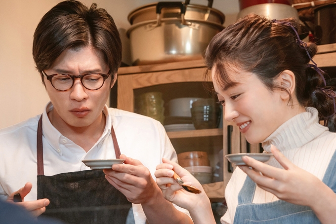 영화 &#039;그리고 바통은 넘겨졌다&#039;에서 부녀 관계로 출연한 배우 다나카 케이(사진 왼쪽)와 나가노 메이(사진 오른쪽). /사진=㈜라이크콘텐츠 
