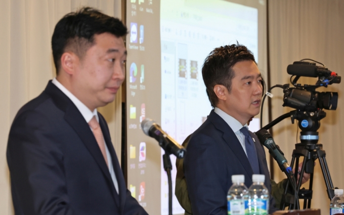 유튜브 채널 &#039;가로세로연구소&#039; 김세의 대표(오른쪽)와 배우 고(故) 김새론 유족의 법률대리인 부지석 변호사(법무법인 부유·왼쪽)가 지난 7일 배우 김수현에 관한 기자회견을 하고 있다. /사진=뉴스1
