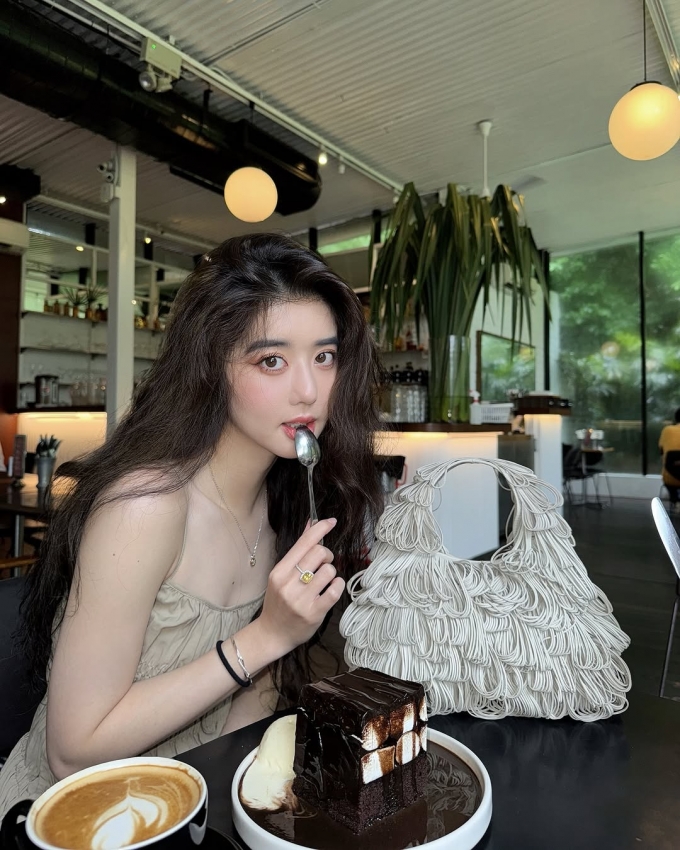  중국에서 활동 중인 싱가포르 배우 엘리너 리가 중국인 비하 발언 의혹으로 논란에 휩싸였다./사진=엘리너 리 인스타그램