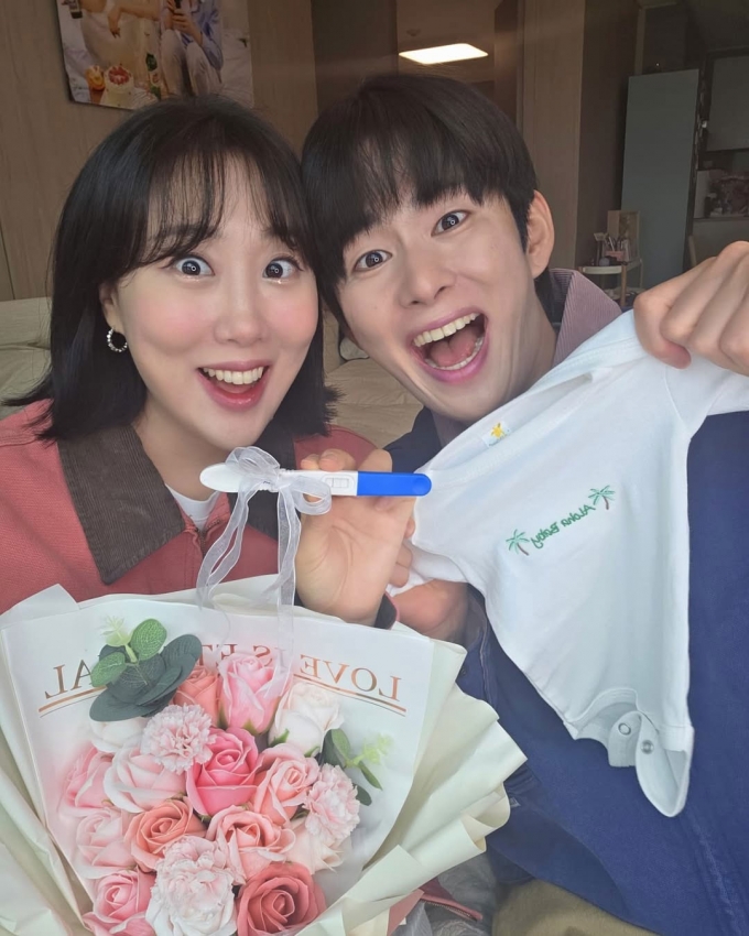 코미디언 임라라, 손민수 부부가 임신 소식을 알렸다.