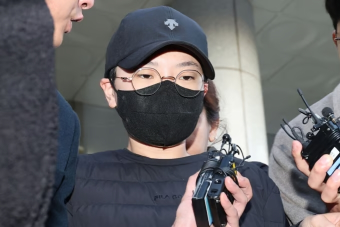 특정경제범죄법상 사기 혐의로 구속영장이 발부된 전청조가 2023년 11월 오전 서울 송파구 송파경찰서에서 서울동부지검으로 송치되는 모습. /사진=뉴시스