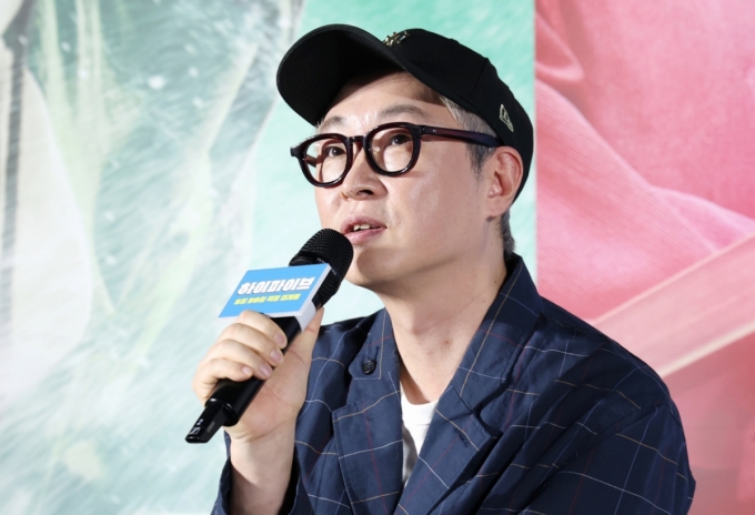 강형철 감독이 12일 오전 서울 광진구 롯데시네마 건대입구점에서 열린 영화 &#039;하이파이브&#039; 제작보고회에 참석해 인사말을 하고 있다. /사진=뉴스1