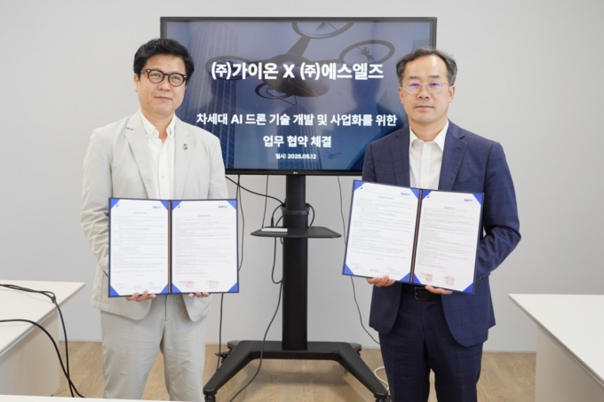  (왼쪽부터)에스엘즈 정재헌 대표와 가이온 강현섭 대표가 차세대 AI 드론 기술 개발 및 사업화를 위한 업무협약 체결 기념 사진을 촬영하고 있다./사진제공=가이온