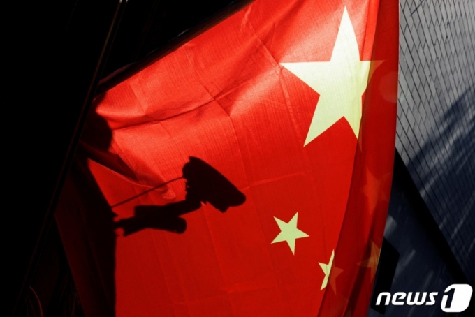 중국 오성홍기 뒤에 비친 감시 카메라. 자료사진. /로이터=뉴스1