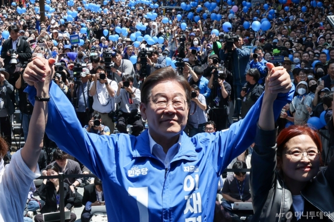 [부산=뉴시스] 권창회 기자 = 이재명 더불어민주당 대선 후보가 14일부산 부산진구 서면 젊음의 거리에서 열린 유세 시작에 앞서 기념촬영을 하고 있다. (공동취재) 2025.05.14. photo@newsis.com /사진=