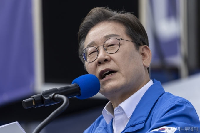 [창원=뉴시스] 권창회 기자 = 이재명 더불어민주당 대선 후보가 14일 경남 창원시 상남분수광장에서 열린 집중유세에서 지지호소를 하고 있다. (공동취재) 2025.05.14. photo@newsis.com /사진=권창회