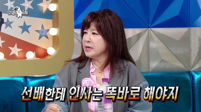 가수 노사연(68)이 선배에게 제대로 인사하지 않는 후배를 혼낸 적이 있다며 &#039;가요계 군기반장&#039; 일화를 전했다./사진=MBC &#039;라디오스타&#039; 방송 화면