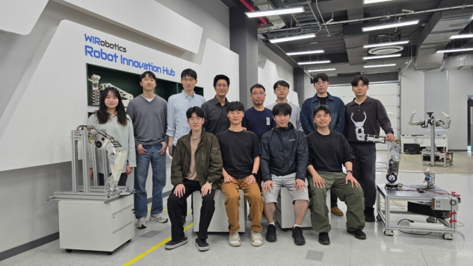 (상단 왼쪽 두번째부터) 신유섭 연구원, 조세형 책임 연구원, 김용재 위로보틱스 공동대표, 이광규 연구소장 /사진 제공=위로보틱스