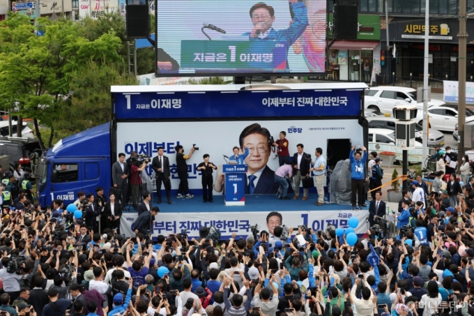 [익산=뉴시스] 조성우 기자 = 이재명 더불어민주당 대선후보가 16일 전북 익산시 익산역 동부광장에서 열린 유세에서 시민들에게 인사하고 있다. 2025.05.16. xconfind@newsis.com /사진=조성우
