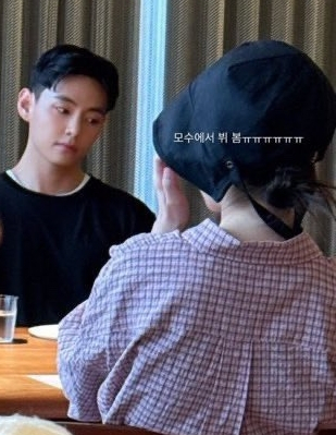 그룹 방탄소년단(BTS) 뷔와 가수 아이유의 식사 목격담이 확산됐다. /사진=온라인 커뮤니티 캡처