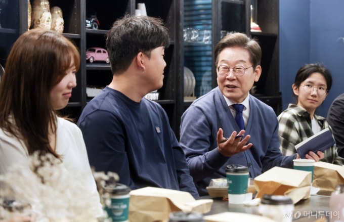 [성남=뉴시스] 조성우 기자 = 이재명(오른쪽 두 번째) 더불어민주당 대선후보가 제21대 대통령선거 공식 선거운동이 시작된 12일 경기 성남시 분당구 판교역 인근 미팅룸에서 열린 &#039;K-혁신&#039; 브라운백 미팅에서 IT 개발자들과 대화하고 있다. (공동취재) 2025.05.12. photo@newsis.com /사진=