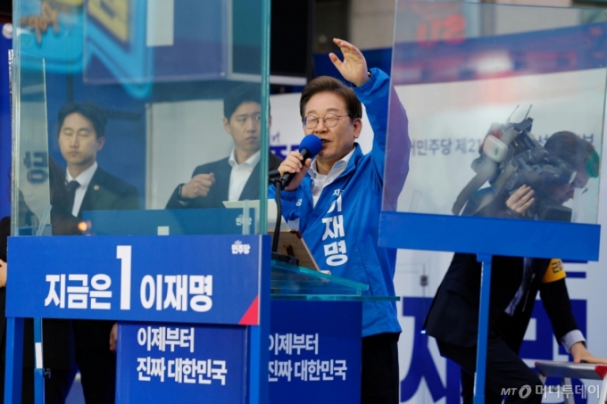 [서울=뉴시스] 권창회 기자 = 이재명 더불어민주당 대선 후보가 19일 서울 마포구 KT&G 상상마당 인근에서  방탄유리가 설치된 유세차에 올라 유세하고 있다. (공동취재) 2025.05.19. photo@newsis.com /사진=