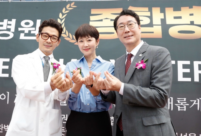 화성유일병원 병원장 허일(왼쪽부터), 배우 염정아, 정명근 화성시장 /사진=정명근 화성시장 페이스북