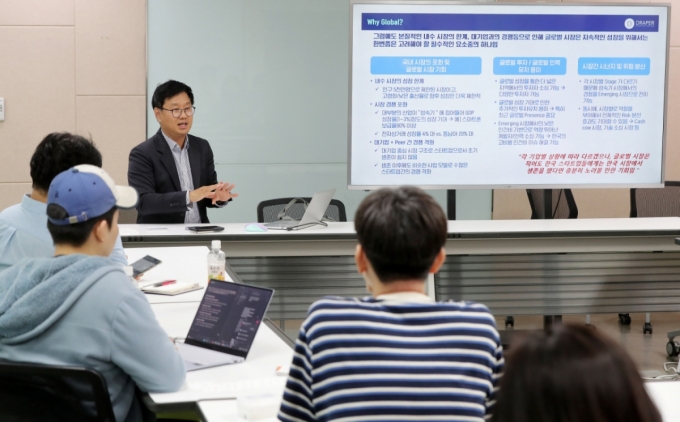 제2회 유팩네트워킹세미나에서 이세용 드레이퍼 스타트업 하우스 대표가 강연을 하고 있다. /사진=김창현
