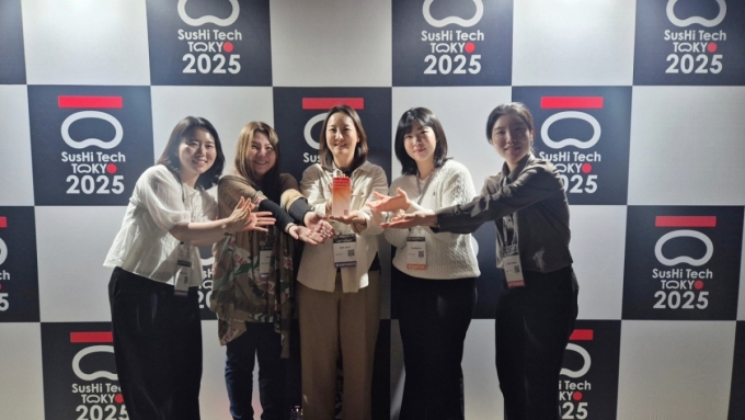 ‘SusHi Tech Tokyo 2025’에서 (왼쪽부터)메가존클라우드 권계현 팀장, 카토 레이코(Kato Reiko) 매니저, 박지은 매니저, 김혜송 팀장, 박수민 매니저가 ‘Outstanding Ambassador’ 선정패를 들고 기념촬영을 하고 있다. / 사진제공=메가존클라우드