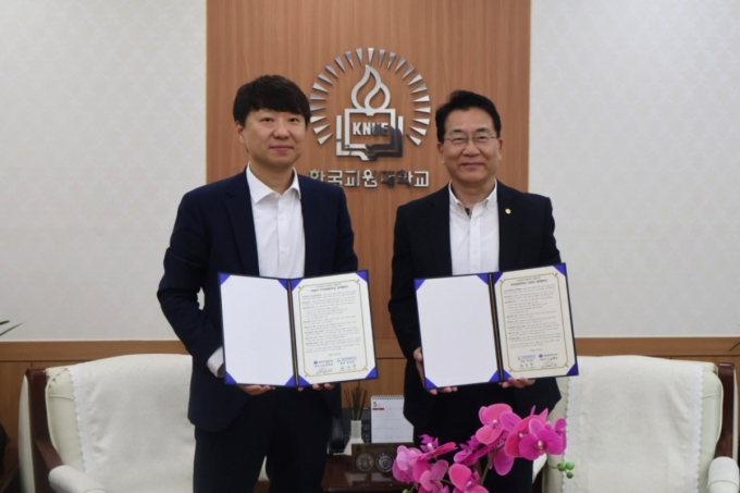 김현배 딥파인 대표(왼쪽)와 차우규 한국교원대학교 총장이 업무협약을 맺고 있다. /사진=딥파인 제공