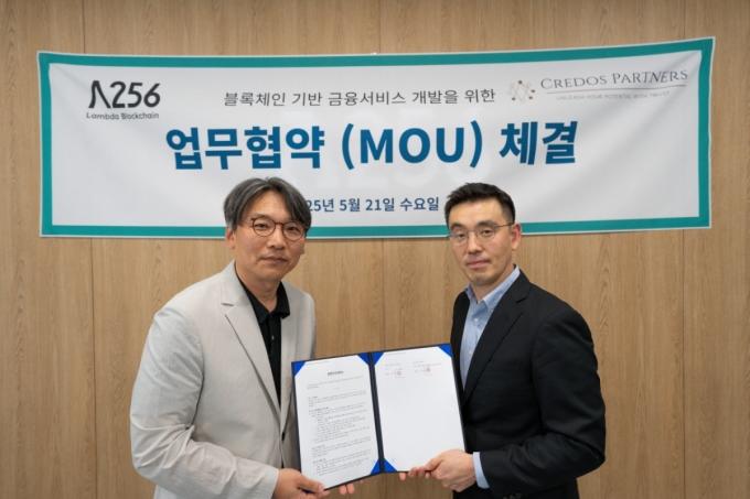 정의정 람다256 대표(왼쪽)와 이하얀 크레도스파트너스 대표가 업무협약을 맺고 있다. /사진=크레도스파트너스 제공