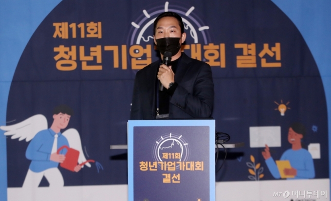 &#039;제11회 청년기업가대회&#039; 결선에서 퓨어가 발표하고 있다. /사진=김휘선 기자 hwijpg@