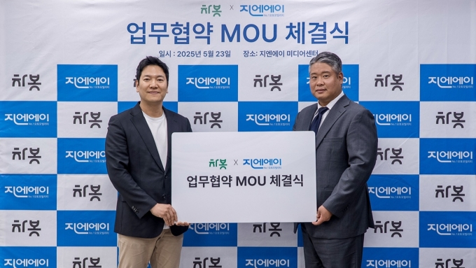 강병희 차봇모빌리티 부대표(왼쪽)와 곽세원 지엔에이 대표가 업무협약을 맺고 있다. /사진=차봇모빌리티 제공