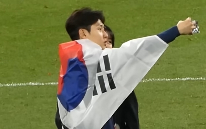 축구 선수 이강인(24·PSG)이 FA컵 우승을 축하하는 자리에 여자친구 박상효씨를 데리고 나왔다. /사진=SNS 캡처