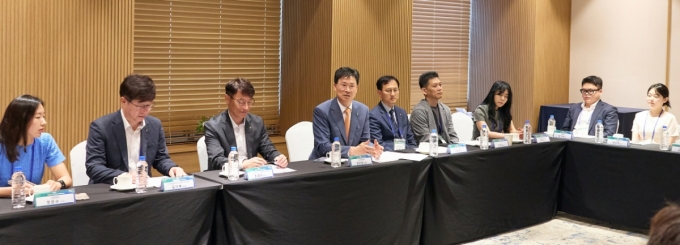 강태영 농협은행장(왼쪽 네번째)이 스타트업 대표들과 간담회를 하고있다./사진=NH농협 