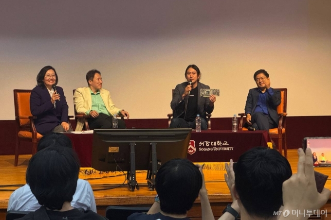 백준호 퓨리오사AI 대표(왼쪽 세 번쨰)가 27일 서강대학교 성이냐시오관에서 열린 특강에서 2세대 반도체 레니게이드를 보여주고 있다. (왼쪽부터) 박영선 전 중소벤처기업부 장관, 박철민 삼성전기 상무, 백준호 대표, 차정훈 전 중소벤처기업부 창업벤처혁신실장 /사진=고석용 기자