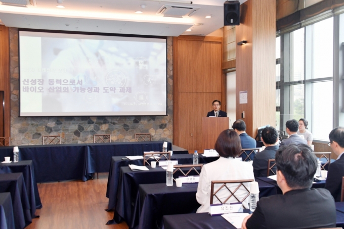 김범석 기획재정부 장관 직무대행 1차관이 28일 오후 서울 중구 LW컨벤션 센터에서 열린 '제1회 미래전략포럼'에 참석, 모두발언을 하고 있다./사진제공=기재부