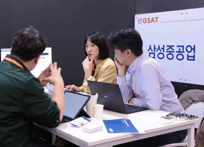 박은영 인텔리시스 대표(가운데)가 28일 경남 창원컨벤션센터에서 디캠프 오픈이노베이션 &#039;오피스아워@경남&#039; 미팅을 진행했다./사진=디캠프