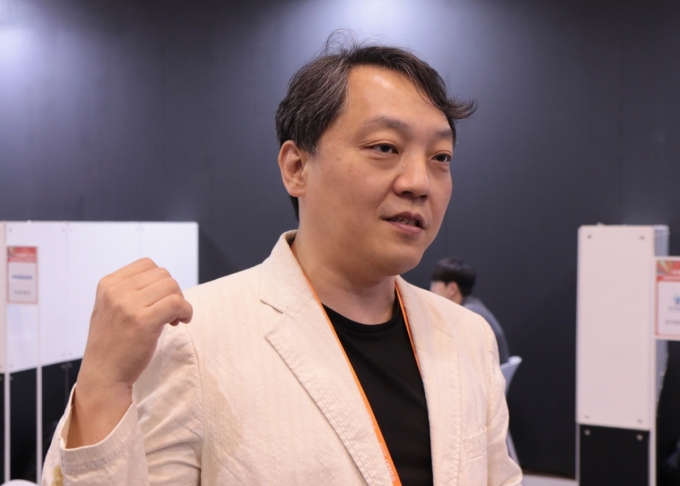 정지량 틸다 대표가 28일 경남 창원컨벤션센터에서 디캠프 오픈이노베이션 &#039;오피스아워@경남&#039;에 참가해 대화를 나누고 있다./사진=디캠프