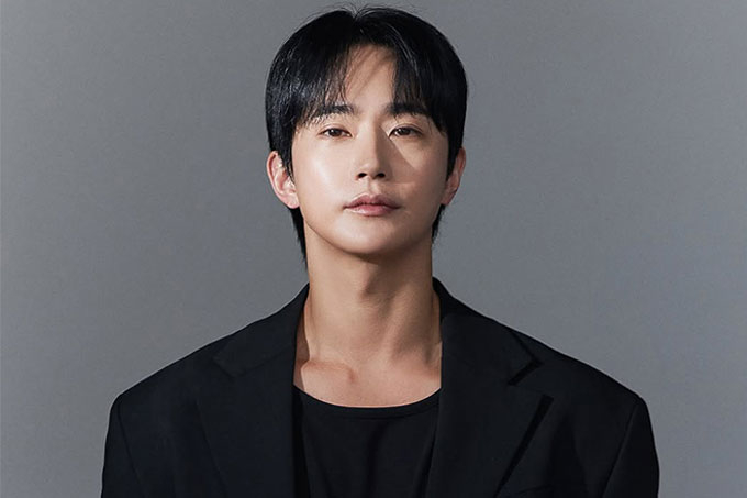 뮤지컬 배우 전호준이 전 여자친구 A씨의 폭로로 폭행 의혹에 휘말렸으나 &quot;왜곡된 주장&quot;이라며 정당방위에 의한 행동이었다고 반박했다. 이에 A씨는 재반박에 나서 진실공방이 이어지고 있다./사진=전호준 인스타그램
