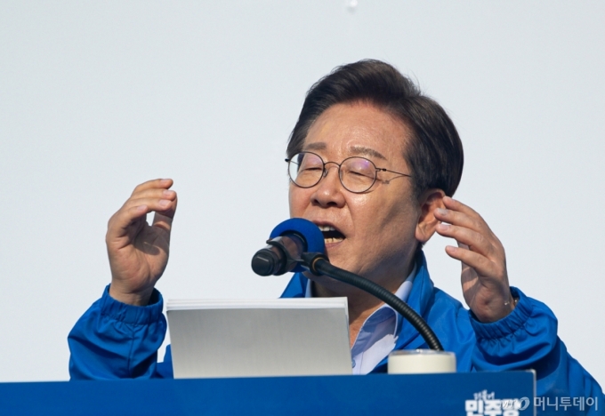 (원주=뉴스1) 이재명 기자 = 이재명 더불어민주당 대통령 후보가 30일 오후 강원 원주시 반곡동 원주행복마당에서 시민들에게 지지를 호소하고 있다. 2025.5.30/뉴스1  Copyright (C) 뉴스1. All rights reserved. 무단 전재 및 재배포,  AI학습 이용 금지. /사진=(원주=뉴스1) 이재명 기자