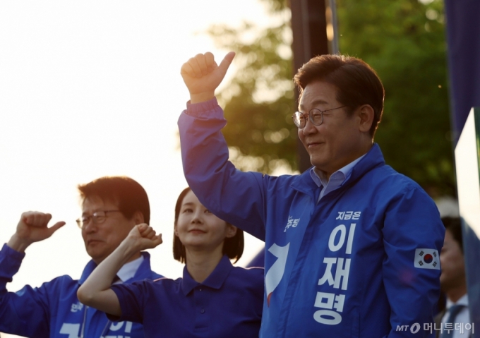 [충주=뉴시스] 조성우 기자 = 이재명 더불어민주당 대선후보가 30일 오후 충북 충주시 충주체육관 시계탑광장에서 열린 유세에서 시민들에게 인사하고 있다. 2025.05.30. xconfind@newsis.com /사진=조성우