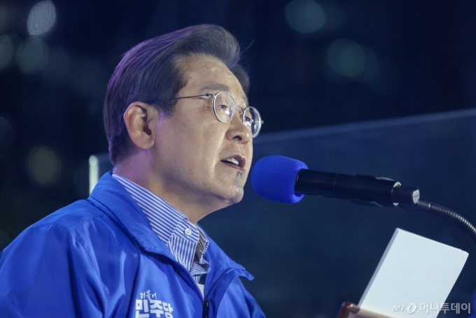 [서울=뉴시스]  이재명 더불어민주당 대선후보가 2일 오후 서울 영등포구 여의도공원 문화의마당에서 열린 집중유세에서 지지를 호소하고 있다.(공동취재) 2025.06.02.