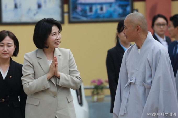 (청주=뉴스1) 김용빈 기자 = 이재명 더불어민주당 대통령 후보의 배우자 김혜경 여사가 27일 충북 청주시 용화사를 찾아 스님들과 인사하고 있다. 2025.5.27/뉴스1  Copyright (C) 뉴스1. All rights reserved. 무단 전재 및 재배포,  AI학습 이용 금지. /사진=(청주=뉴스1) 김용빈 기자
