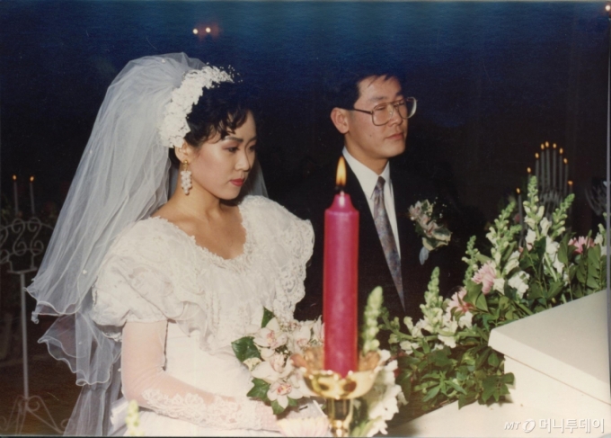 [서울=뉴시스] 조성우 기자 = 더불어민주당은 이재명 더불어민주당 대선후보의 자료집(프레스킷)을 27일 공개했다. 사진은 이 후보와 배우자 김혜경 여사의 결혼식 모습. (사진=더불어민주당 제공) 2025.05.27. photo@newsis.com *재판매 및 DB 금지 /사진=