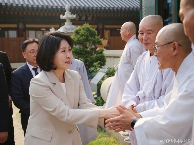 [청주=뉴시스] 서주영 기자 = 더불어민주당 이재명 대선 후보의 배우자 김혜경 여사가 27일 오후 충북 청주시 용화사를 방문해 스님들과 인사를 나누고 있다. 2025.05.27. juyeong@newsis.com /사진=서주영