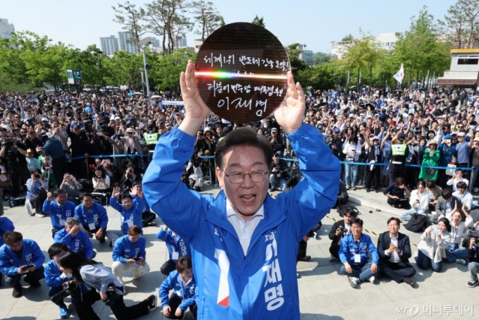 웨이퍼·NPU 들어올렸던 이재명…반도체 스타트업들 기대감↑