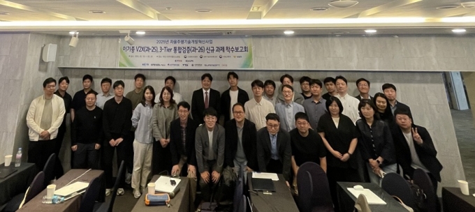 '자율주행을 위한 이기종 V2X(차량사물통신) 심리스 통신 기반 자율협력주행 기술 개발' 과제 착수보고회 참가자들이 기념사진을 촬영 중이다/사진제공=새솔테크