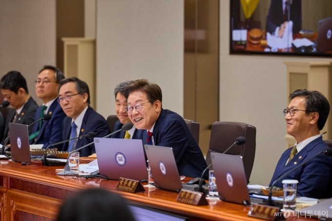 (서울=뉴스1) 허경 기자 = 이재명 대통령이 5일 서울 용산구 대통령실 청사에서 열린 국무회의 중 점심으로 김밥을 먹고 있다. (대통령실 제공. 재판매 및 DB 금지) 2025.6.5/뉴스1  Copyright (C) 뉴스1. All rights reserved. 무단 전재 및 재배포,  AI학습 이용 금지. /사진=(서울=뉴스1) 허경 기자