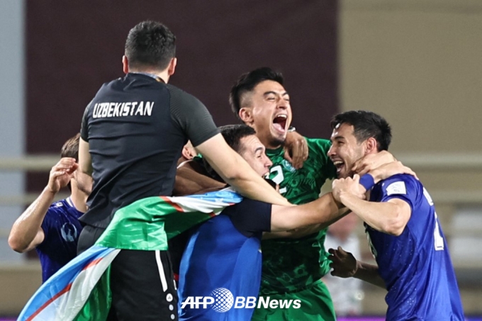 ウズベキスタン選手たちが去る 6日(韓国時間) アラブ母リート連合(UAE) ドバイで開かれた 2026 国際サッカー連盟(FIFA) 北中米ワールドカップアジア 3次予選 A組 9次戦引き分けで史上初ワールドカップ本選進出を定めた後喜んでいる. /AFPBBNews=ニュース1