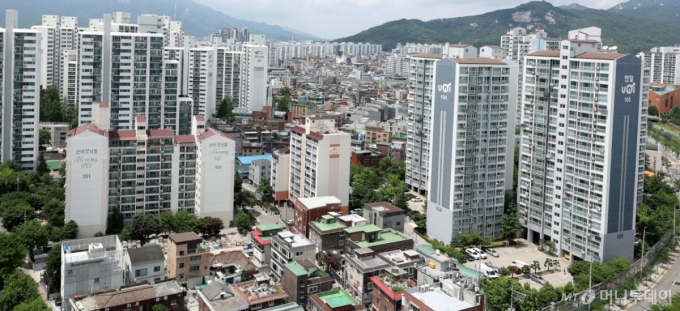 [서울=뉴시스] 추상철 기자 = 10일 오후 서울 노원구 아파트 단지가 보이고 있다. 집값 상승세가 토지거래허가구역으로 지정된 서울 강남3구 등을 시작으로 성북, 노원 등으로 확산하고 있다. 지난달 성북구의 상승 거래 비중은 전월 대비 4.6% 오른 46.8%를, 노원구의 경우 4.5% 상승한 46.3%를 기록했다.  2025.06.10. scchoo@newsis.com /사진=추상철